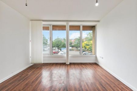 3 bedroom flat to rent - Photo 4
