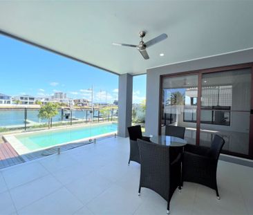 SPACIOUS WATERFRONT FAMILY HOME IN THE HART OF HOPE ISLAND - Photo 3