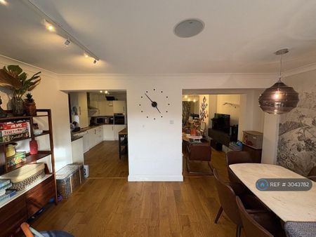3 bedroom semi-detached house to rent - Photo 5