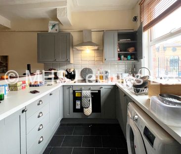 3 Bedroom Flat for rent in Woodhouse Lane - Photo 4