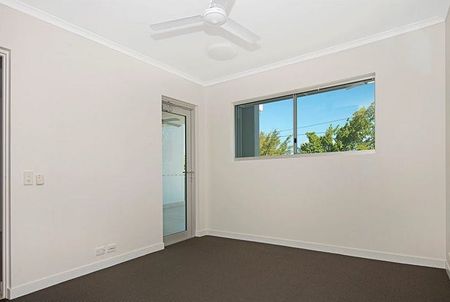 Modern 3 Bedroom Apartment with Castle Hill Views - Photo 5