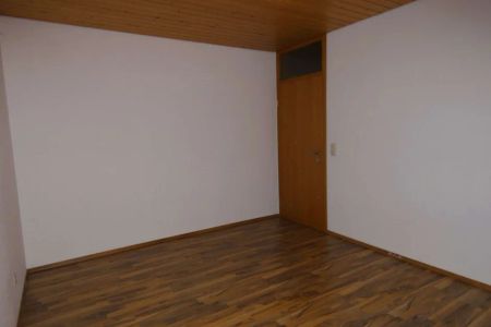 FRISCH SANIERT: 3,5-Zimmer-Dachgeschosswohnung mit Balkon und Garage in Setzingen zu vermieten! - Photo 4