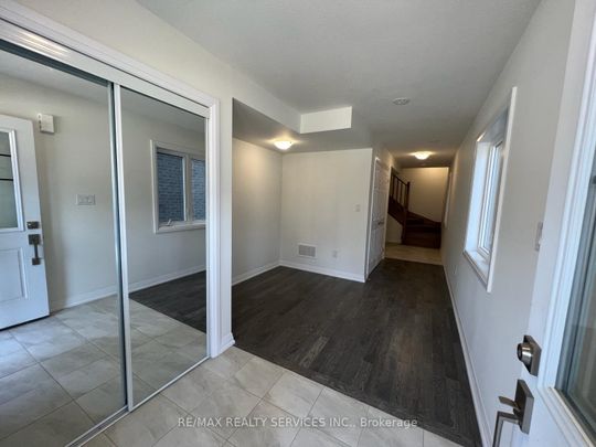 Townhouse For Lease | X8134278 - Photo 1