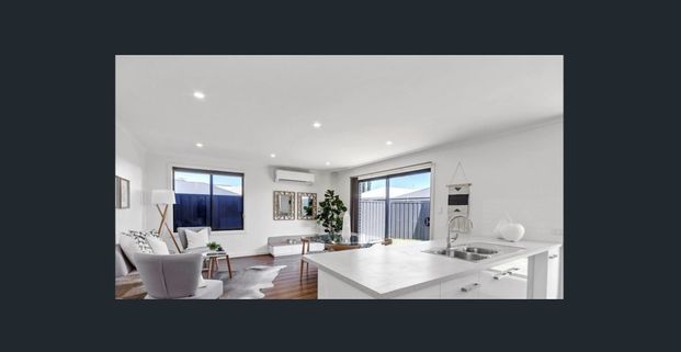 Lovely Family Home In Salisbury Plain ! - Photo 1