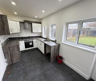 3 bedroom end of terrace house to rent - Photo 4