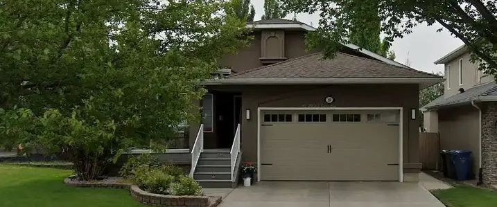 Walkout Bungalow with 4 bedrooms+Den | Calgary - Photo 1