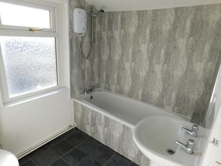 3 bedroom flat to rent - Photo 2
