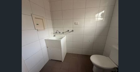 Spacious 1 bedroom unit in a fantastic location - Photo 3