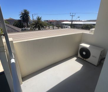 2-Bedroom Unit – Short Walk to Henley Beach - Photo 5