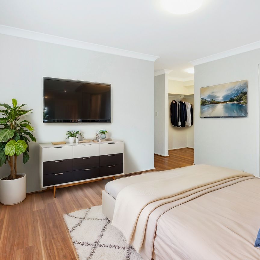 Spacious 3 Bedroom Apartment with Courtyard and Secure Parking - Photo 1