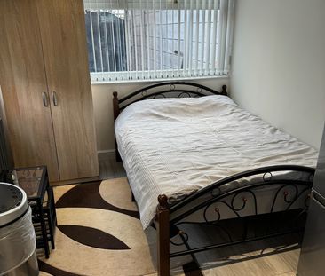 Bedsit, Manley Road, M21 - Photo 6