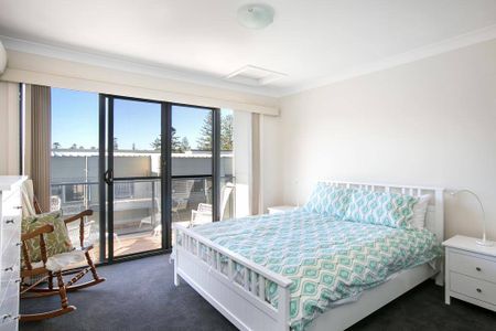 Luxe By The Beach! 3 Bedroom Townhouse... perfect beach location - Photo 3