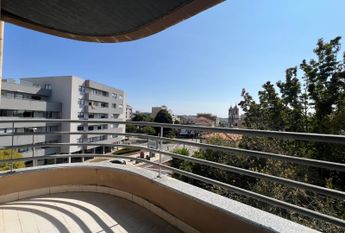 Fantástico Apartamento T2 Mobilado com Garagem e Arrumos