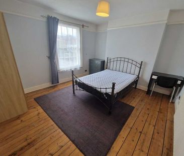 5 Bed Student Accommodation - Photo 2