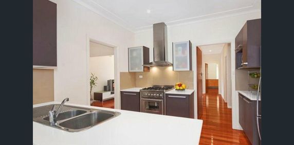 Ideal home for a young family or working couple! - Photo 2