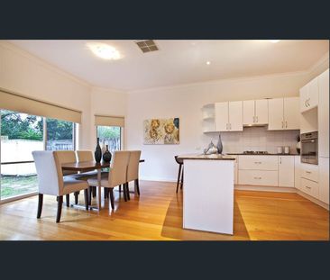 Beautiful Three Bedroom House in Glen Waverley - Photo 2