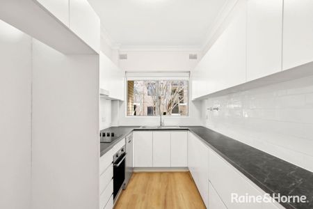 Stunning Fully Renovated 3-Bedroom Unit in Carlton - Photo 3