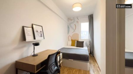 Double bed in Rooms for rent in 6-bedroom apartment in Les Corts - Photo 4