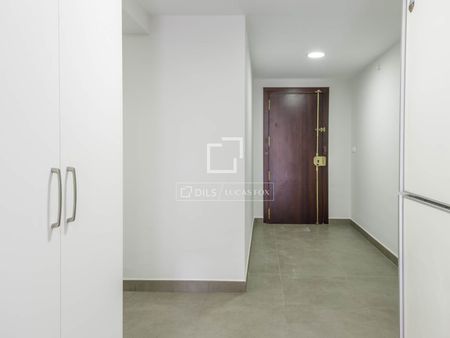Excellent 4 Bedroom apartment for rent in El Pla del Real, Valencia - Photo 5