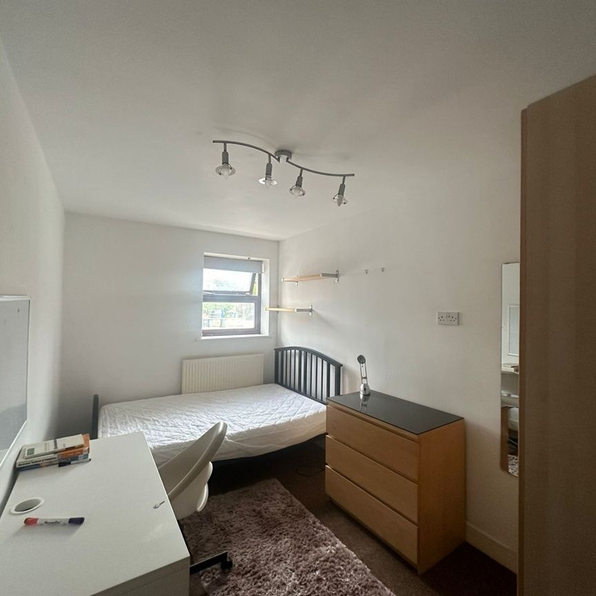 Room in a Shared House, Kelso Heights, LS3 - Photo 1