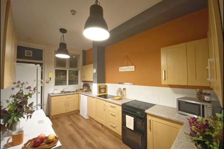 8 Bedroom Student House Ash Grove - Photo 2