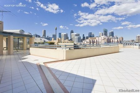 Sunlit & Spacious Two bedroom apartment + sunroom + LUG and A/C in every room! - Photo 3