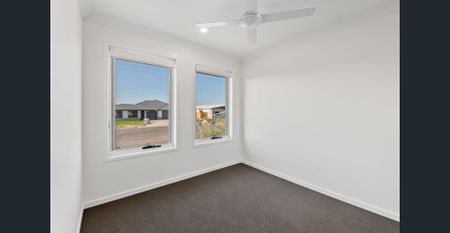 SPACIOUS, STYLISH AND MODERN 3 BEDROOM HOME WITH AIR CON IS CALLING YOUR NAME! - Photo 2