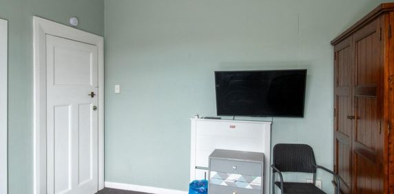 Large bedroom with ensuite close to the City Centre! - Photo 2