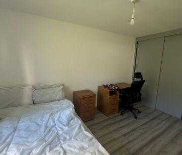 1 bedroom in a flat share to rent - Photo 4