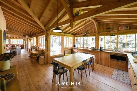 Architecture contemporaine d'inspiration régionaliste, cette maison de 130 m2 et sa dépendance s'étendent sur un terrain de 890 m2 au coeur d'un environnement calme et boisé à deux pas de la plage. - Photo 3