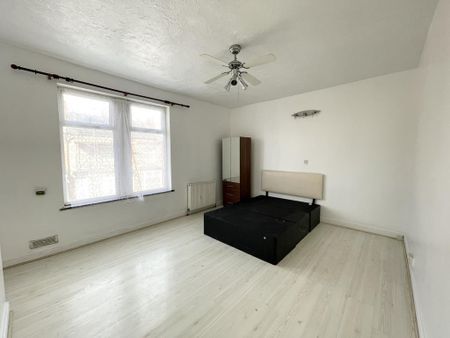 4 bedroom terraced house to rent - Photo 2