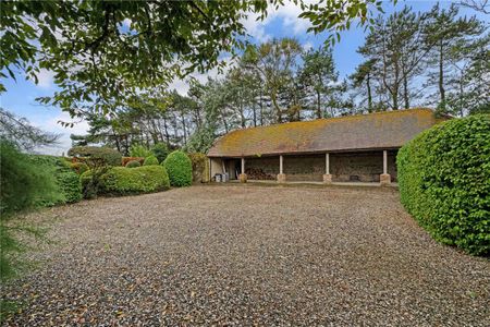 An impressive detached farmhouse situated in a rural position - Photo 2