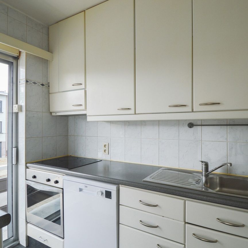 RUIM APPARTEMENT MET AUTOSTAANPLAATS - Foto 1