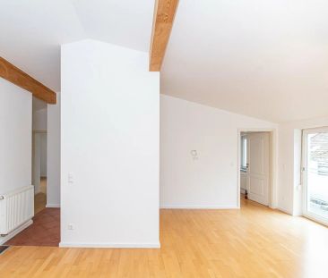 Vermietung: Helle Dachgeschosswohnung mit Balkon und Wohlfühlambiente - Photo 1