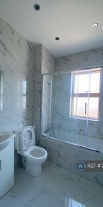 3 bedroom flat to rent - Photo 4