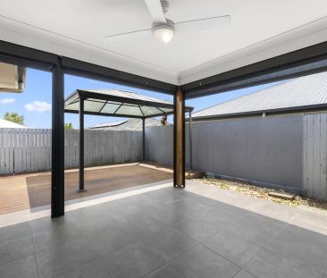 Family Home with Ducted Air-conditioning & Solar Electricity - Photo 4