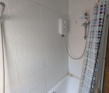 4 Bed Semi-Detached House, Palmer Park Avenue, RG6 - Photo 3