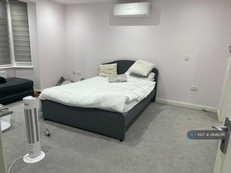 5 bedroom detached house to rent - Photo 5