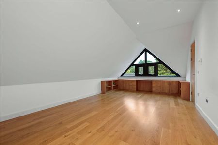 Gated, contemporary 5 bedroom family home, offering spacious accommodation with lots of natural light in a desirable residential road. - Photo 3