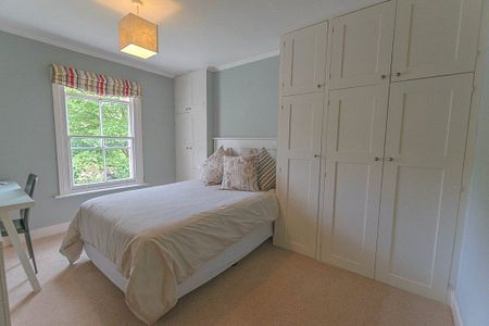 4 Bedroom House - The Fairfield, Farnham - Photo 3