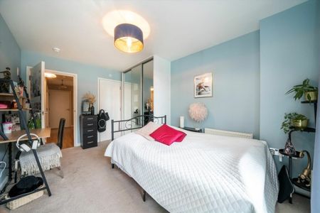 High Street, E15, London - Photo 5