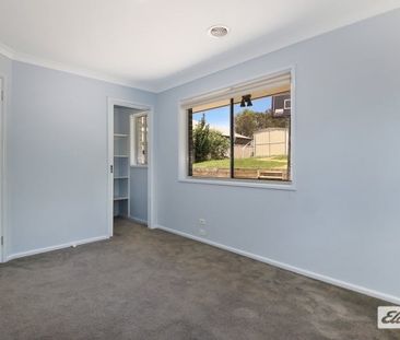 Large 5 Bedroom Home - Photo 3