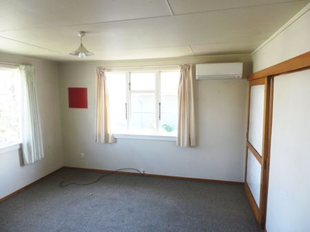 Comfortable Two Bedroom Home - Photo 4