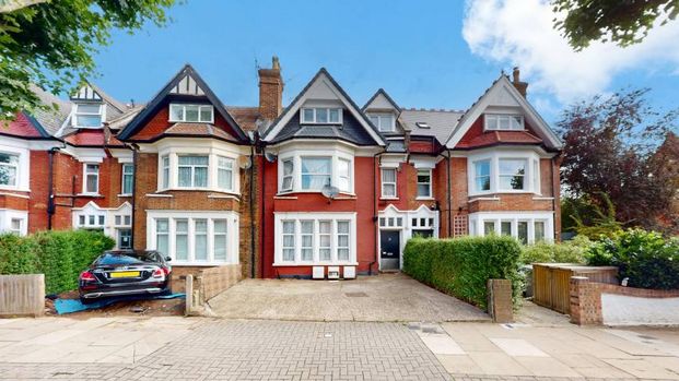3 Bedroom, 2 bath, 1 reception Flat - Photo 1
