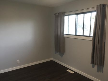 SPECIAL OFFER BEFORE JAN 15! TWO BDRMS MAINFLOOR FOR RENT IN RADISSON HEIGHTS! - Photo 4