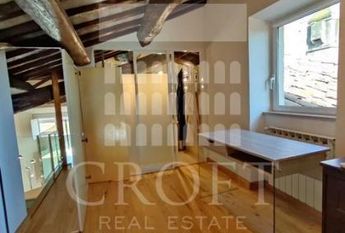 Center-Pantheon: Beautiful fully furnihed modern 1 bedroom, 2 bath loft in Historic building. Quiet, bright, parquet floors, high ceilings, air conditioning, close to services. # 2264