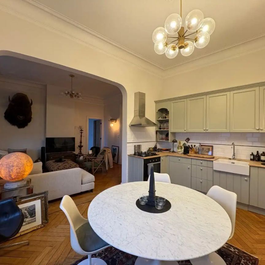 Stijlvol GEMEUBELD 2-slpk app op wandelafstand van Centraal Station - Photo 1