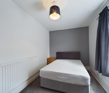 4 bedroom semi-detached house to rent - Photo 6