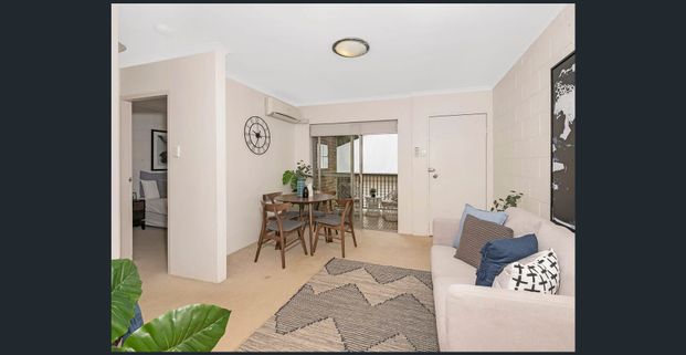 TOP FLOOR APARTMENT IN SOUGHT AFTER NEW FARM! - Photo 1