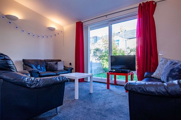 Contemporary five bedroom house in prime location - Photo 1